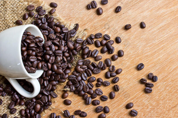 咖啡豆和咖啡杯木质背景