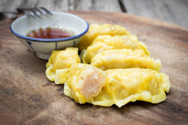 中餐，水煮饺子夹酱汁，为美食饺子形象