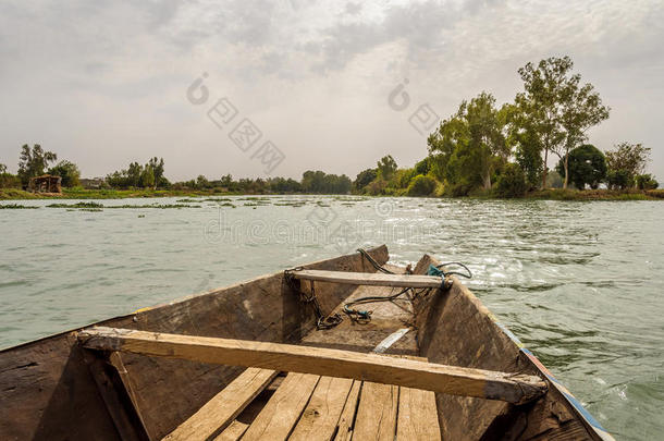 尼日尔河上的独木舟