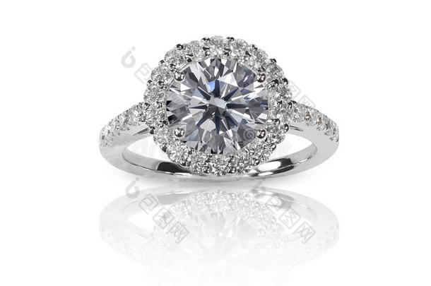 美丽的钻石婚礼婚戒戒指纸牌多光环宝石