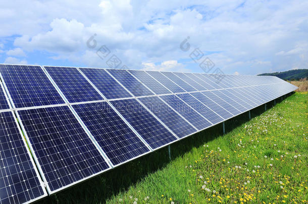 春暖花开草地上的太阳能发电站详图