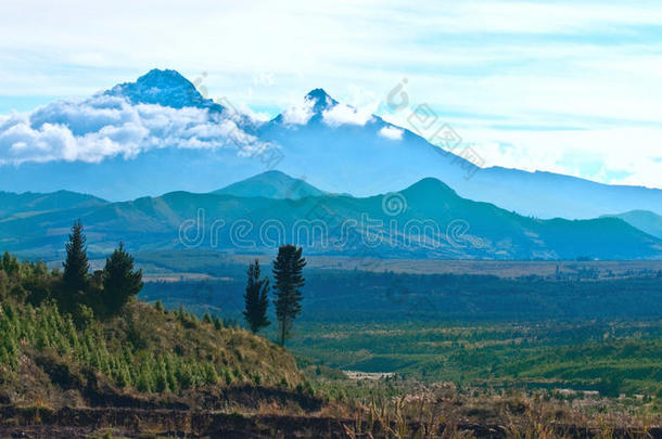 伊里扎斯火山，安第斯山脉。厄瓜多尔