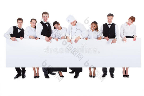 一群举着空白横幅的餐饮人员
