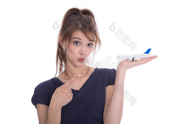一个孤独的年轻女人手里拿着一架飞机。旅行车
