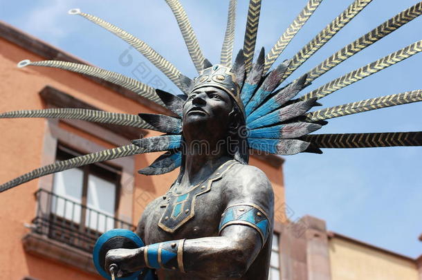 墨西哥殖民城市的印第安人雕像。
