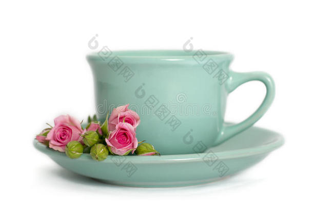 一杯带玫瑰花的<strong>茶</strong>放在白色上