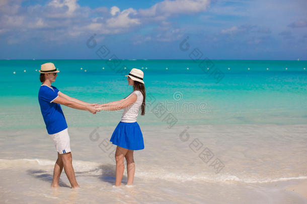 年轻幸福的夫妇在暑假里玩得很开心