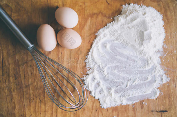 把鸡蛋和面粉放在木板上搅拌