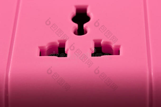 黑色的粉红色插座的特写图片。