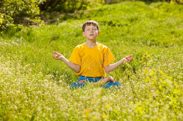 一个金发少年在莲花的姿势冥想，冥想在那