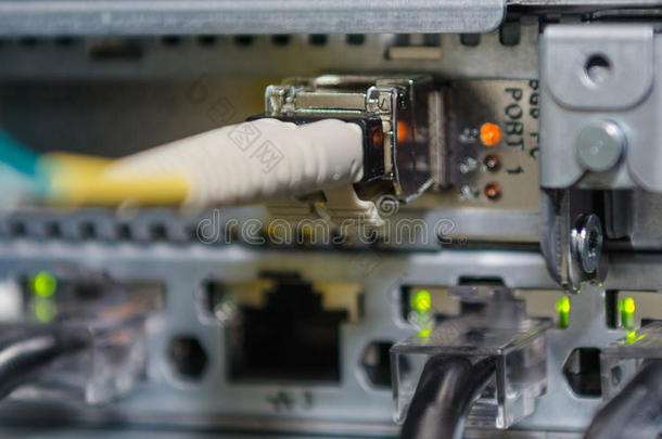 光纤连<strong>接到</strong>服务器和存储器。