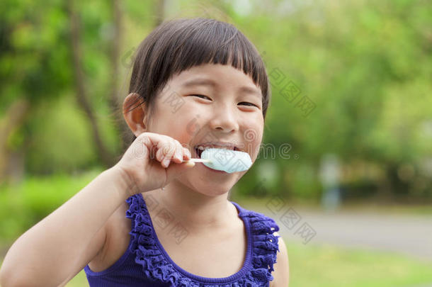 快乐的小女孩在夏天吃冰棍