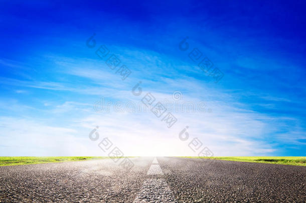 长长的空沥青路，向着阳光的高速公路