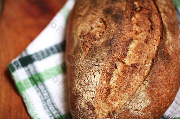 面包皮很好的烤sourdough spelf面粉面包的细节