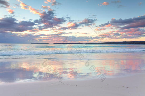 澳大利亚新南威尔士州海姆斯海滩晨曦明媚