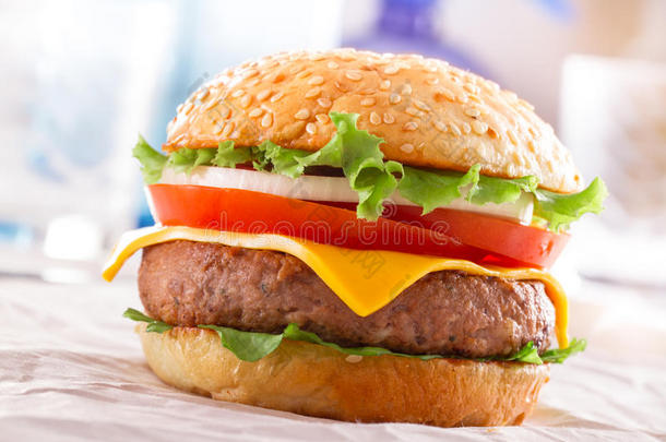 美丽多汁的汉堡特写镜头。食物是一系列的快餐。