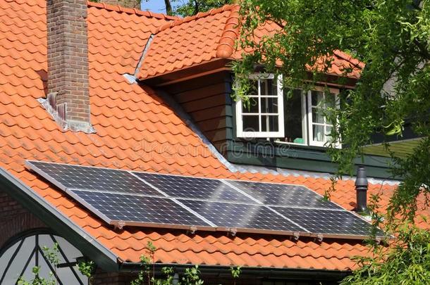 荷兰，风景如画的红瓦屋顶上的现代太阳能电池板作为替代能源