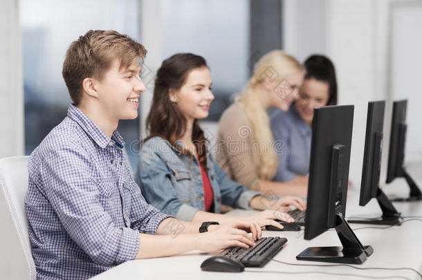 学生们在学校看电脑显示器
