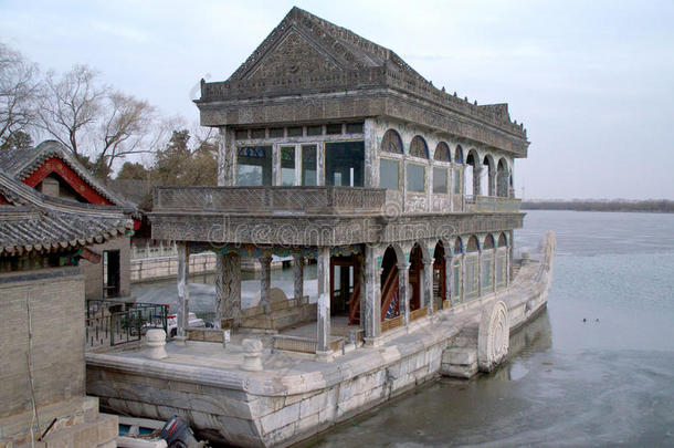 中国北京颐和园昆明湖上的大理石船