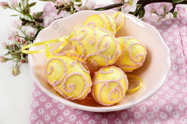 一碗黄色和粉色的复活节彩蛋
