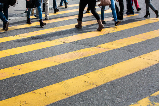 城市交通概念-带有运动模糊人群的城市街道