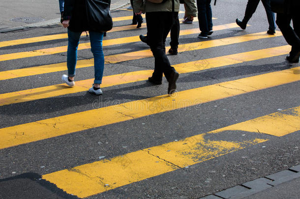 城市交通概念-带有运动模糊人群的城市街道