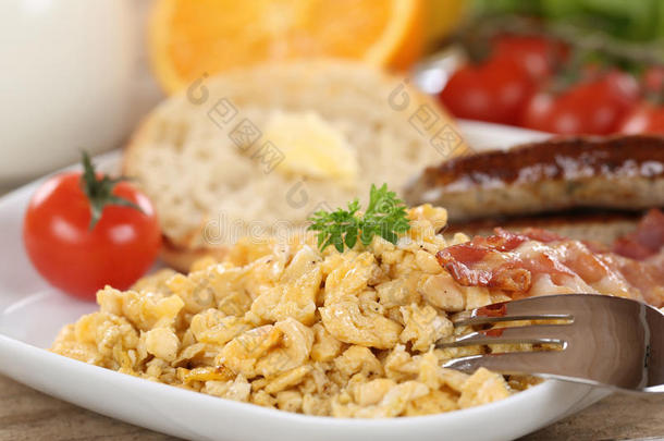 早餐炒鸡蛋、香肠和蔬菜