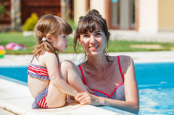 一家人在游<strong>泳池里玩耍</strong>。
