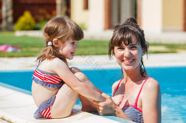 一家人在游泳池里玩耍。