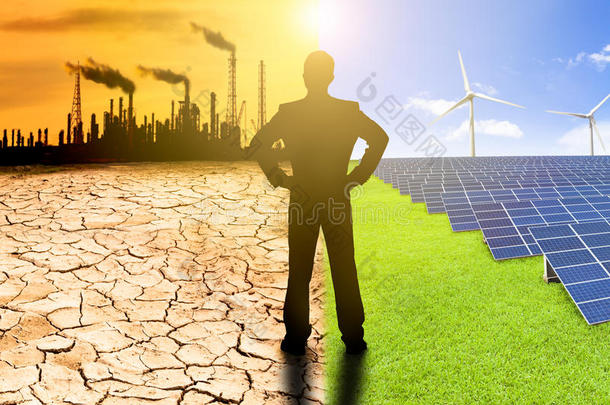 污染与清洁能源概念。商人看风车太阳能电池板和炼油厂空气污染