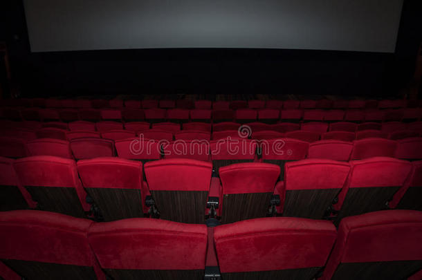 空的舒适的红色座位在座位后面对屏幕