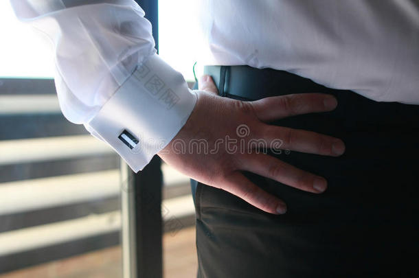 婚礼当天新郎准备男士穿纽扣衬衫和袖扣