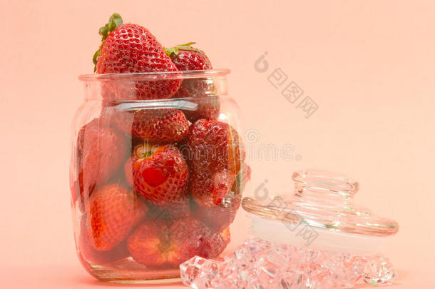 新鲜草莓放在玻璃壶里