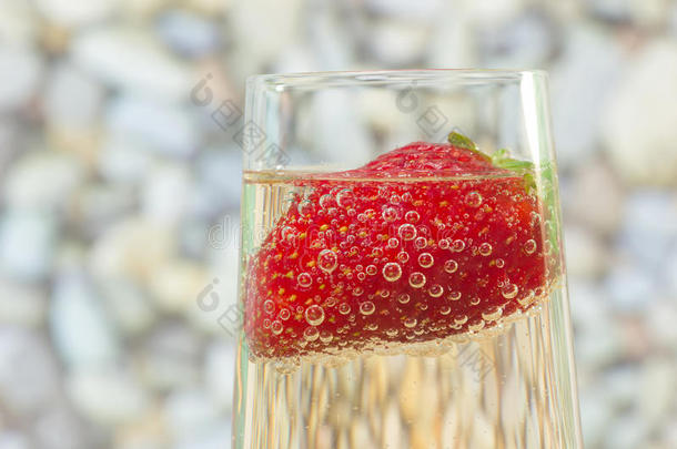 新鲜草莓配香槟