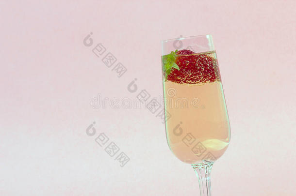 新鲜草莓配香槟