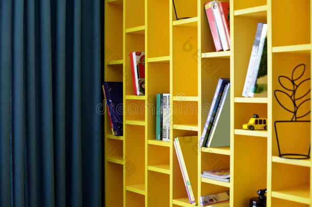 儿童房彩色书架