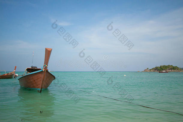 鸟瞰泰国佐敦蔚蓝的koh lipe美丽海滩，泰国利佩岛<strong>碧水蓝天</strong>