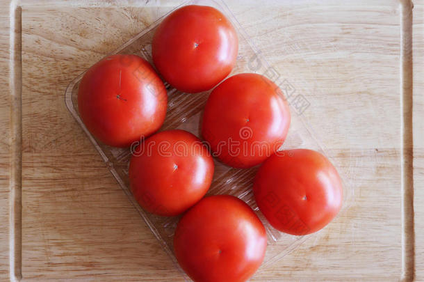 切菜板上的西红柿
