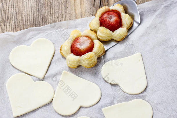 制作草莓心形酥皮饼干。
