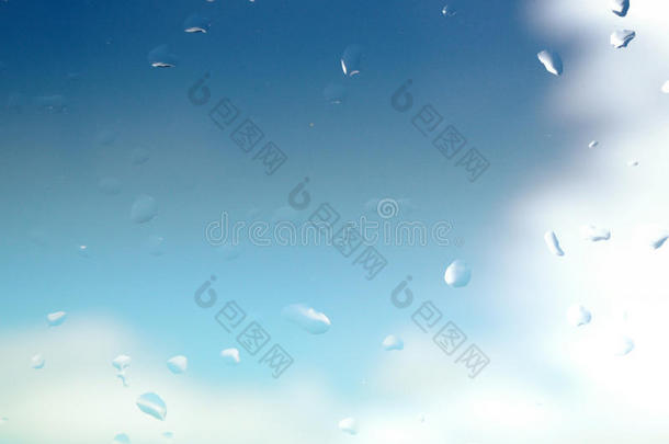 雨滴落在玻璃上