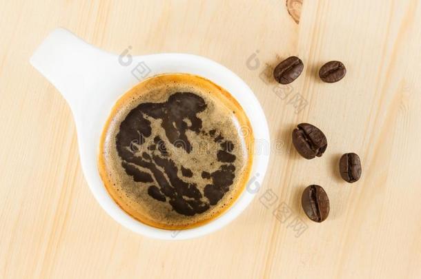 意大利浓缩咖啡杯咖啡豆旁俯视图，咖啡休息时间