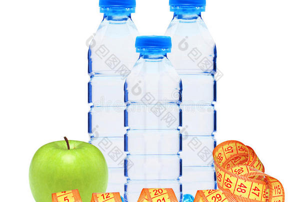 装有水、卷尺和<strong>青苹果</strong>的蓝色瓶子