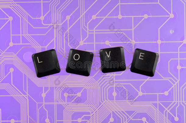 键盘上的按键上写着“爱”这个词