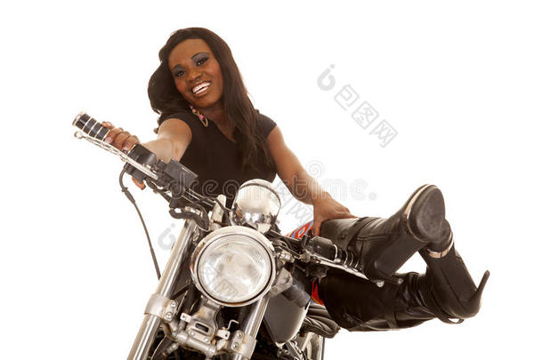 非洲裔美国妇女坐在摩托车腿上<strong>仰望</strong>