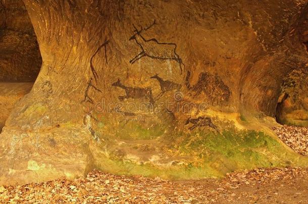 抽象儿童艺术在砂岩洞穴。猎人黑炭漆