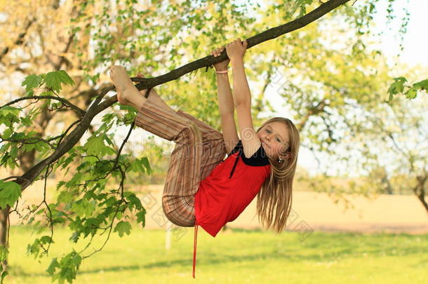 挂在树枝上的小女孩