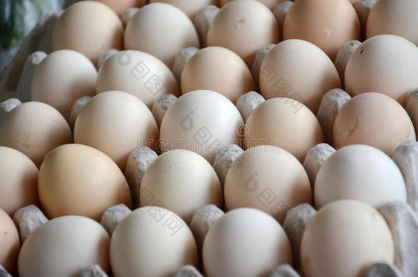 市场上的新鲜鸡蛋