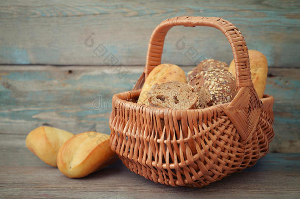 柳条篮子里的面包和面包卷