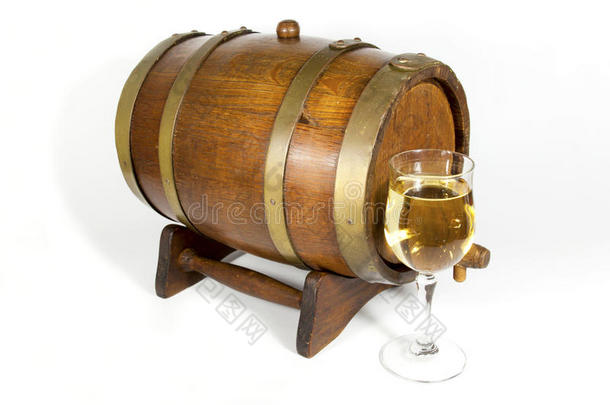 橡木木桶配一杯白葡萄酒