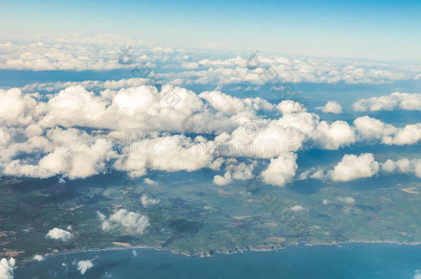 天空。飞机在云层中飞行时的窗外景色